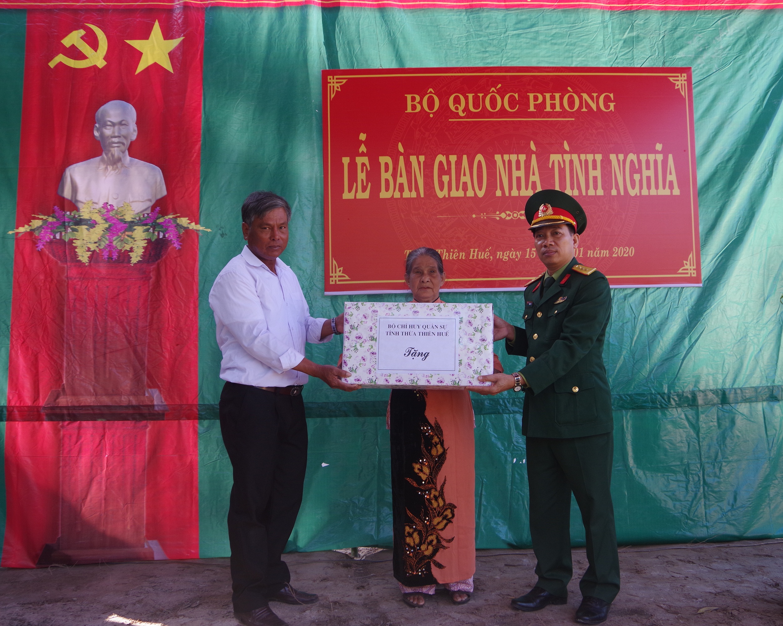 Bộ CHQS tỉnh Thừa Thiên-Huế bàn giao Nhà tình nghĩa tặng vợ liệt sĩ